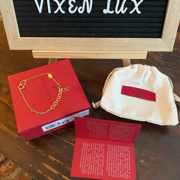 Valentino Garavani Volvo Signature Heart Bracelet - Picture 6 of 9